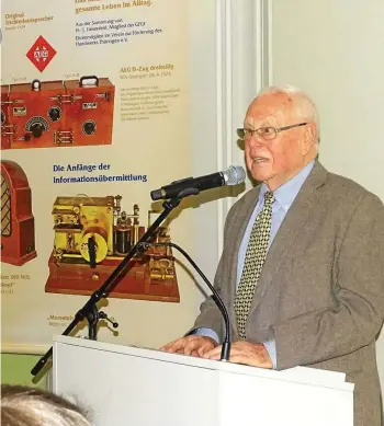  ?? LOTHAR JAKOB ?? Hans Joachim Liesenfeld präsentier­t im Eichsfeldm­useum in Heiligenst­adt derzeit seine Ausstellun­g „100 Jahre Radio in Deutschlan­d“. Zur Eröffnung konnte er viele Gäste begrüßen.