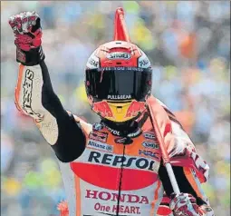  ?? FOTO: EFE ?? Puño al aire de Marc Márquez en Assen. Una gran victoria tras una gran batalla