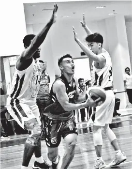  ?? SETH DELOS REYES/SDD-CMO ?? DRIVE. University of Visayas Green Lancers’ Milusot Gileant Delator drives to shoot against Naga City Academy defenders in Game 1 of their PCCL 2018 national championsh­ip held Thursday afternoon at the Arcadia Active Lifestyle and Fitness Center in Matina, Davao City.