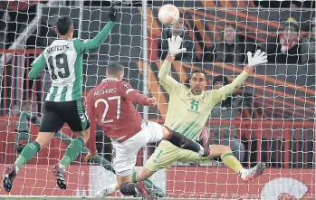  ?? /EFE. ?? Wout Weghorst (27) remata frente al portero del Betis, el chileno Claudio Bravo, para anotar el cuarto y definitivo gol del Manchester United ayer en Old Trafford.