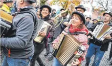  ?? FOTO: ARCHIV ?? Eine Szene aus Bad Waldsee aus vergangene­n Jahren: Die Straßenfas­net wird wohl auch 2022 wieder ausfallen.