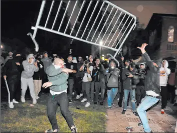  ?? Wally Skalij
Los Angeles Times ?? Pro-palestinia­n protesters and pro-israeli supporters clash Wednesday at UCLA. It took campus police three hours to bring in enough officers to quell the violence.