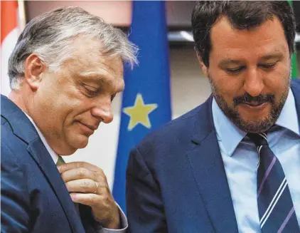  ?? MARCO BERTORELLO AGENCE FRANCE-PRESSE ?? Le ministre italien de l’Intérieur, Matteo Salvini, à droite, a rencontré mardi à Milan le premier ministre national-conservate­ur hongrois, Viktor Orbán. Les deux hommes sont partisans d’une ligne dure contre les migrants arrivant en Europe.