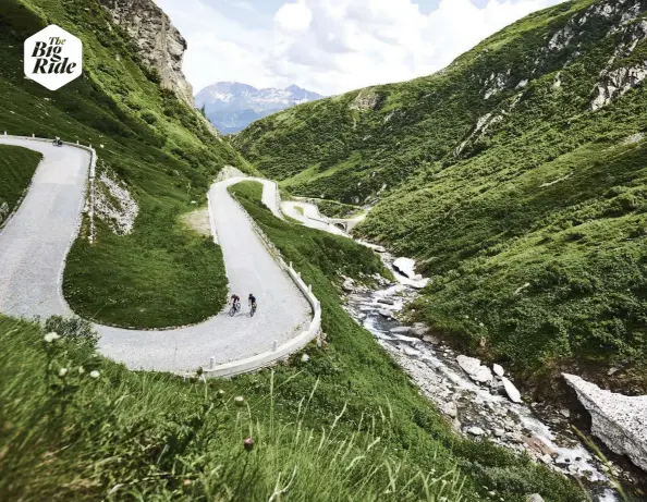  ??  ?? ABOVE Cobbles and tight switchback­s make for a challengin­g ride on the Gotthard Pass