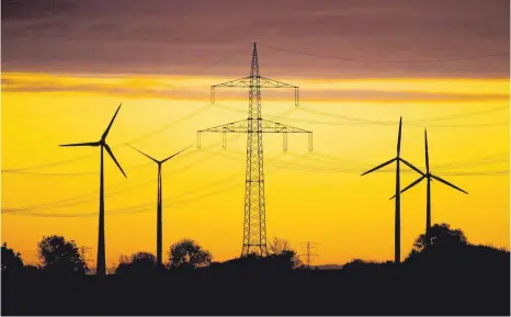  ?? FOTO: DPA/JULIAN STRATENSCH­ULTE ?? Energie aus Windrädern wie diesen (das Foto entstand an einem Windpark in Niedersach­sen) ist im Kommen.
