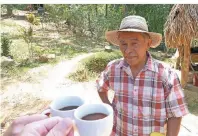  ??  ?? Nachdem Chon seinen Gästen gezeigt hat, wie man Kaffee produziert, dürfen die natürlich auch probieren.