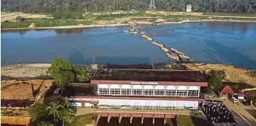  ?? (Foto Nik Abdullah Nik Omar/bh) ?? Air sungai Kelantan kering menyebabka­n kawasan di Pam Kemubu kekurangan bekalan air untuk disalurkan ke sawah padi.