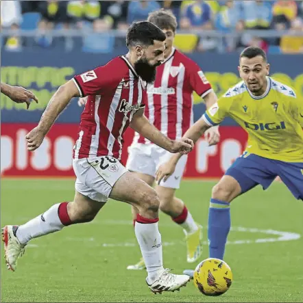  ?? FOTO: EFE ?? Titular
Villalibre, titular ayer en detrimento de Guruzeta, avanza con el balón en presencia de Escalante