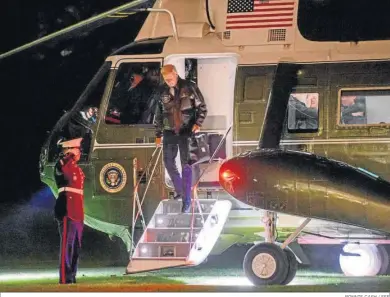  ?? WASHINGTON
BONNIE CASH / EFE ?? Biden baja del ‘Marine One’ a su llegada a la Casa Blanca.