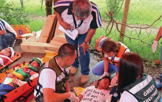  ?? Photo by Milo Brioso ?? DISASTER REDUCTION. A Benguet national high school student pass out during the 2nd nationwide simulatane­ous earthquake drill in Wangal, La Trindad on Thursday.