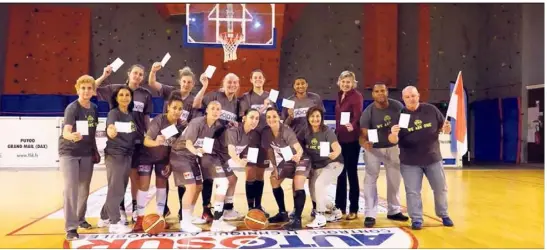  ?? (Photos P. Magoni) ?? Les joueuses et le staff du MBA peuvent laisser éclater leur joie à l’issue de leur qualificat­ion historique pour la finale de la Coupe de France.