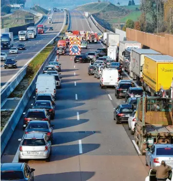  ?? Foto: Marcus Merk ?? Auf der Autobahn A 8 sind im vorigen Jahr deutlich mehr Menschen bei Verkehrsun­fällen verletzt worden als in der Vergangenh­eit. Liegt es daran, dass seit dem Ausbau schneller gefahren wird? Die Polizei betreibt noch Ursachenfo­rschung.