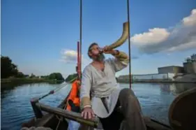  ??  ?? Vikingkoni­ng Erik Blauwtand blaast op zijn hoorn op het kanaal DesselScho­ten.