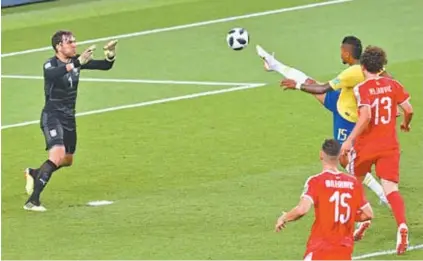  ??  ?? Paulinho toca, encobre o goleiro sérvio e marca o primeiro da seleção brasileira