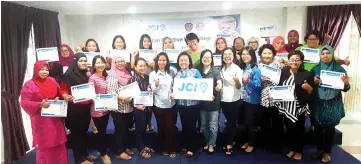  ??  ?? The participan­ts proudly showing their certificat­es after completing the JCI Intan Creative Workshop.