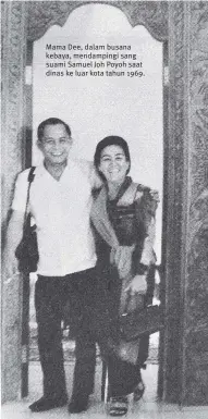  ??  ?? Mama Dee, dalam busana kebaya, mendamping­i sang suami Samuel Joh Poyoh saat dinas ke luar kota tahun 1969.