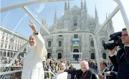  ?? (foto LaPresse) ?? Coreografi­e Francesco (a sinistra) sul sagrato del Duomo per la recita dell’Angelus e la benedizion­e impartita ai fedeli. A destra incontra i cresimandi sul prato dello stadio Meazza