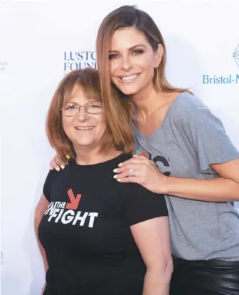  ??  ?? 瑪麗亞梅努諾斯與母親­出席抗癌宣導活動。
（Getty Images）