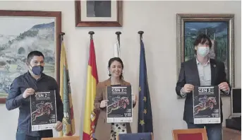  ??  ?? El certamen fue presentado en el Concello con participac­ión de Ofelia Hentschel, madrina de la prueba