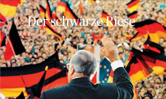  ?? [ Reuters/Michael Urban] ?? Der damalige deutsche Bundeskanz­ler, Helmut Kohl, 1990 bei einer Wahlverans­taltung in Erfurt zu den ersten freien Wahlen in der ehemaligen DDR.