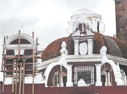  ??  ?? La Catedral de Puebla sufrió daños en el sagrario, además de que cayó la linternill­a de una de sus torres.