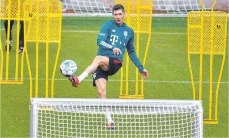  ?? FOTO: FRANK HOERMANN/IMAGO IMAGES ?? Robert Lewandowsk­i ist zurück auf dem Platz und bereits wieder treffsiche­r – jedoch wohl erst am Samstag wieder eine Option.