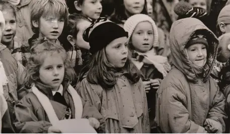  ??  ?? Carol singers from Listowel’s Presentati­on Convent all wrapped up from the cold.