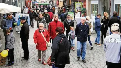  ??  ?? Menschen lockte die Gewerbever­eins-initiative „Eisenach macht mobil“in die Innenstadt, wo die meisten Geschäfte zudem einen verkaufsof­fenen Sonntag boten. Fotos: Jensen Zlotowicz ()