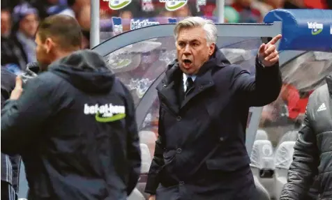  ?? Foto: Christian Charisius, dpa ?? Bayern Coach Carlo Ancelotti ist normalerwe­ise nicht für emotionale Ausbrüche bekannt. Nachdem der Italiener allerdings nach dem Abpfiff angespuckt wurde, zuckte der Mittelfing­er nach oben. Der DFB ermittelt nun gegen den Coach – was der angesichts des...