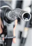  ?? FOTO: DPA ?? Der Diesel-Preis ist in den vergangene­n Wochen deutlicher gestiegen als der für Benzin.