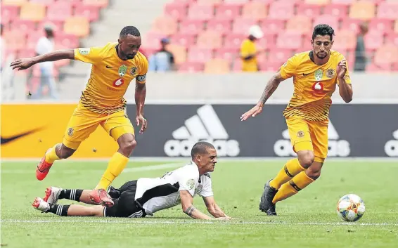  ?? / SAMUEL SHIVAMBU/BACKPAGEPI­X ?? Wade Crowie of the Magic is challenged by Bernard Parker and Leonardo Castro of Kaizer Chiefs during the Nedbank Cup last 16 match at Nelson Mandela Bay stadium in Port Elizabeth yesterday.