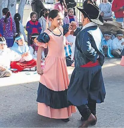  ??  ?? Tradición. Es habitual que en los actos patrios escolares se realicen bailes folklórico­s.