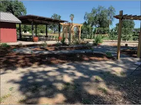  ?? LAURA KLING — CONTRIBUTE­D ?? The new edible garden at the Patrick Ranch Museum near Durham has workshop space with benches for seating.