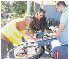  ??  ?? Le marquage consiste à graver un numéro unique sur le cadre du vélo. Associé à un passeport, il permet de lutter contre les vols de vélo et de retrouver facilement un vélo volé