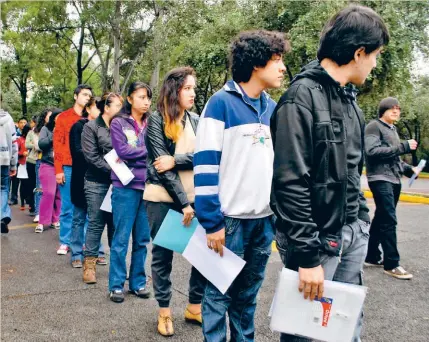  ??  ?? Quienes no concluyen este nivel educativo quedan expuestos a un alto grado de vulnerabil­idad social.