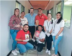  ??  ?? El Equipo de Café El Indio durante el sorteo final de la promoción.