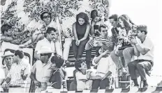  ??  ?? Público en las gradas durante el Gran Premio Fórmula 1 en 1966. A la derecha, el aficionado con gorra graba con la cámara de moda en los 60, una súper 8.