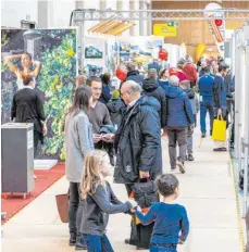  ?? FOTO: BAUPLUS/ELMAR GRATHWOHL ?? Häuslebaue­r und -modernisie­rer hat die Messe „Bauplus“am Wochenende in die Paul-Heckmann-Halle gelockt.