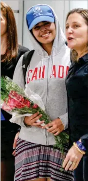  ?? FOTO: CARLOS OSORIO/ REUTERS/ RITZAU SCANPIX ?? Den saudiarabi­ske teenager Rahaf Mohammed al- Qunun ( tv.) bliver modtaget i Toronto efter flugten fra sit hjemland.