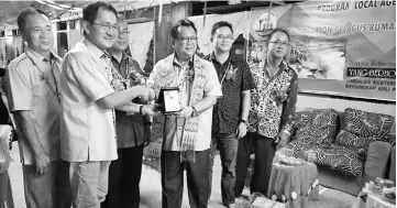  ??  ?? Philimon (second left) presents a memento to Nanta, who is flanked by Pelagus assemblyma­n Wilson Nyabong Ijang on his right and KDC secretary Jabang Juntan.