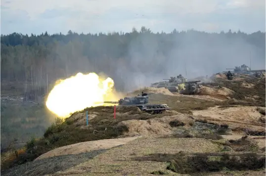  ?? FOTO: EPA/ALL OVER PRESS/ALEXEY DRUGINYN ?? ORO I VäST. Årets variant av den ryska övningen Zapad, som ordnas tillsamman­s med Vitrysslan­d, avviker enligt experter inte från tidigare övningar i
området.