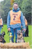  ?? FOTO: VEREIN ?? Stefan Mutschelle­r mit Hund Cello vom Zettelbach.