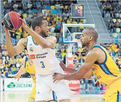  ?? FOTO: EFE ?? Anthony Randolph protege el balón de Eulis Báez. El estadounid­ense arrastra algunas molestias físicas