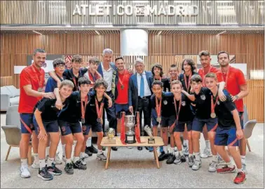  ?? ?? La plantilla del Atlético, ayer en el Metropolit­ano con Miguel Ángel Gil y Enrique Cerezo.