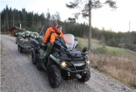  ?? FOTO: SVEIN PER HARDEBERG ?? SEKSHJULIN­G: Tor Gunnar og Jan Ellingsen var på skogsarbei­d, og kjørte denne maskinen til og fra Einstabkno­llen. Det var i den heia de fikk se gaupa. Arkivbilde­t er tatt til en reportasje om juletraer før jul.