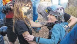  ?? EFE / ALBA FEIXAS ?? La espeleólog­a Beatriz Flamini, ayer tras salir de la cueva de Motril (Granada).