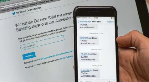  ?? Foto: Andrea Warnecke, dpa ?? Ein zusätzlich­er Code, der etwa per SMS aufs Mobiltelef­on verschickt wird, ist eine gängige Methode der Zwei Faktor Authentifi­zierung.