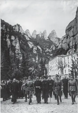  ??  ?? EN BUSCA DEL GRIAL.
Himmler aprovechó su visita a España, entre el 19 y el 24 de octubre de 1940, para investigar una pista acerca del paradero del Santo Grial que le llevó al monasterio catalán de Montserrat (en la imagen).