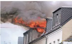  ?? FOTO: SAMLA ?? Die Flammen schlugen meterhoch aus der brennenden Wohnung in einem Krefelder Mehrfamili­enhaus.