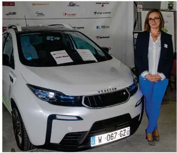  ??  ?? La chef de projet Anne-charlotte Nicoud présente la voiture autonome Vedecom.
